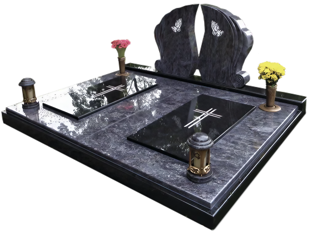 Ein schwarzes Granitdenkmal, geschmückt mit Blumen und einem Kreuz, symbolisiert Erinnerung und Trauer