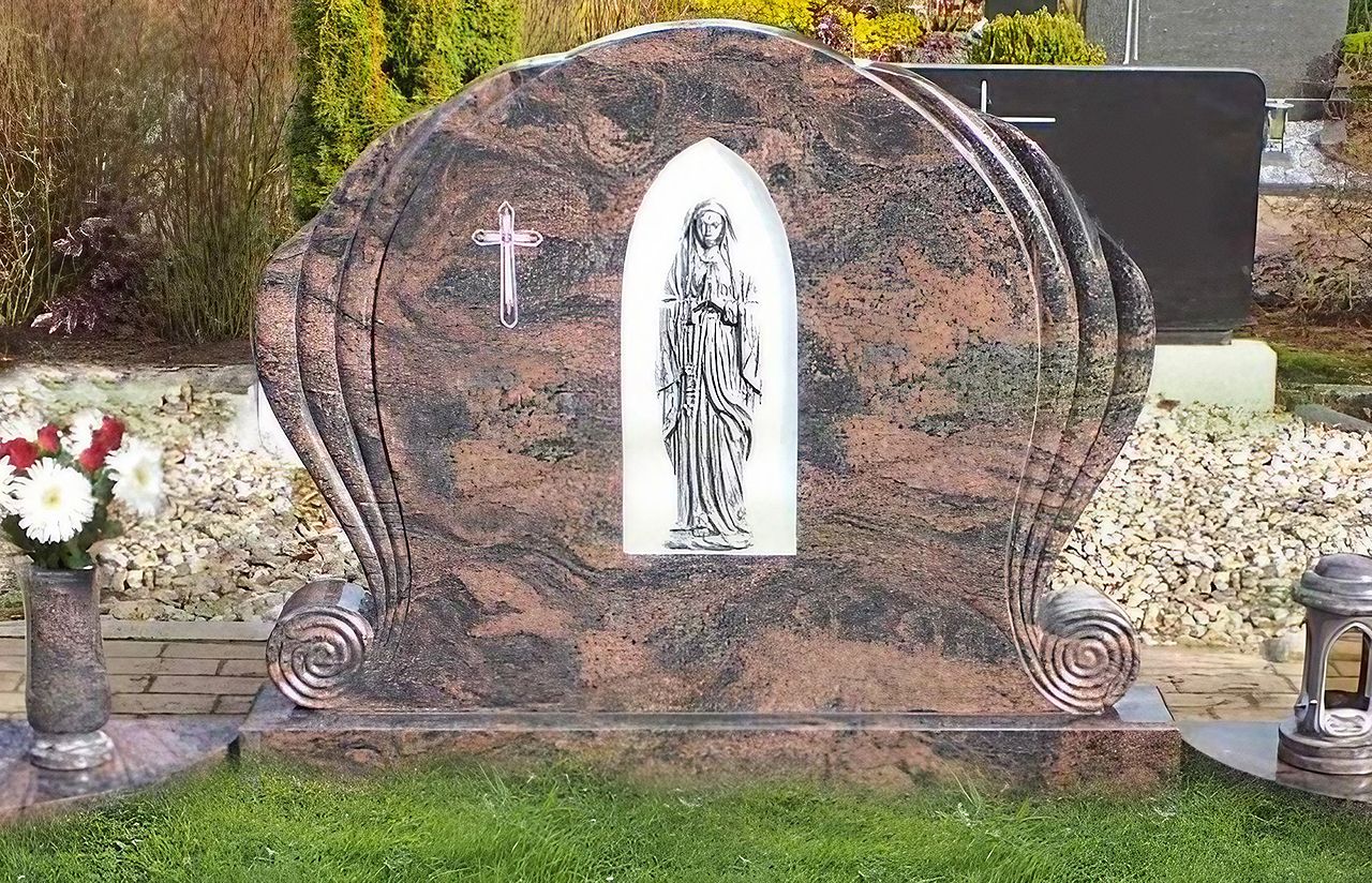 Urnengrab - Grabstein mit einer Statue der Maria, die auf dem Stein steht, umgeben von einer ruhigen, friedlichen Umgebung