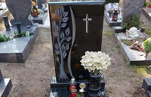 Einzelgrab - Ein Grab mit bunten Blumen und einem Kreuz, das eine ruhige und respektvolle Atmosphäre ausstrahlt