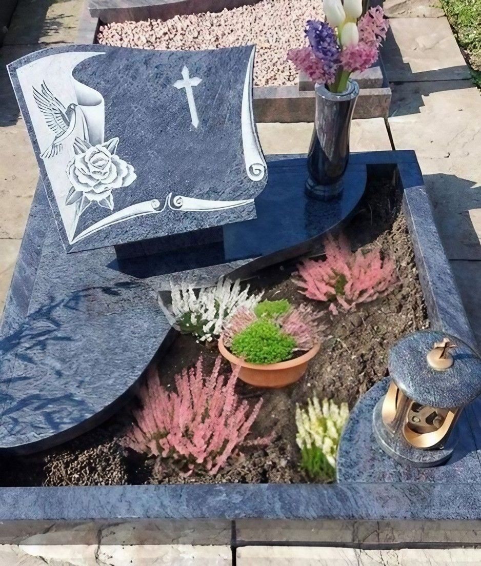 Urnengrab - Ein Grab mit einem Kreuz und Blumen, das die Liebe und den Respekt für den Verstorbenen zeigt