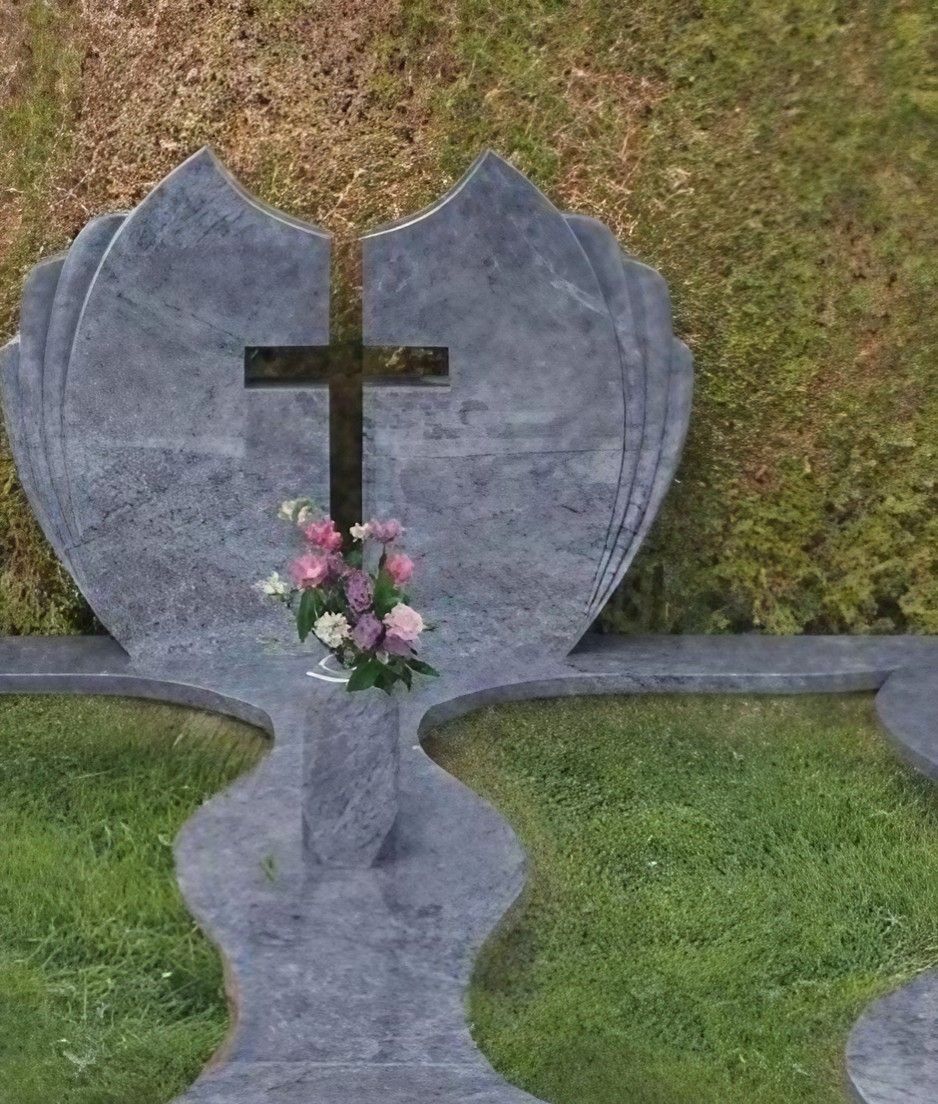 Doppelgrab - Ein Grab, geschmückt mit einem Kreuz und bunten Blumen in einem Pflanzgefäß, symbolisiert Erinnerung und Trauer